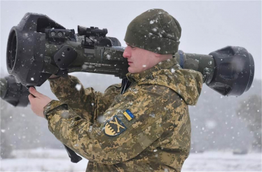 Ukrainian soldier firing an NLAW